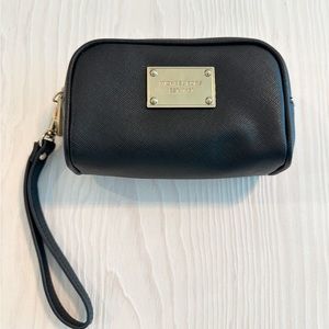Black wristlet. Never used. ( small purse)